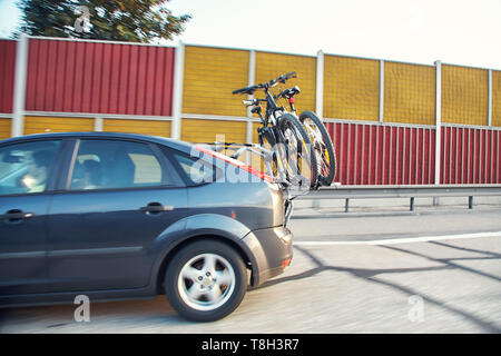 Transport de voiture est des vélos sur rack. vélos dans le coffre Banque D'Images