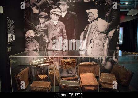 Une exposition dans l'exposition, "Auschwitz. Il n'y a pas longtemps. Non loin de là" montre certaines des valises que 1,3 million de personnes portées à Auschwitz. Banque D'Images