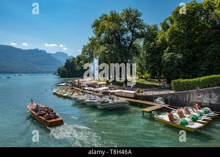 France, Haute Savoie, Annecy, location de bateaux à quai Napoléon III les jardins de l'Europe, le lac et la montagne de la Tournette, à partir de bateaux de croisière Banque D'Images