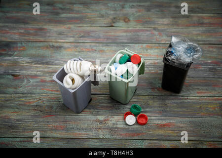 Concept de l'écologie, beaucoup d'objets recyclables dans des conteneurs Banque D'Images