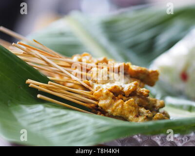 Saté de porc, sauce aux arachides sur feuilles de bananier Banque D'Images