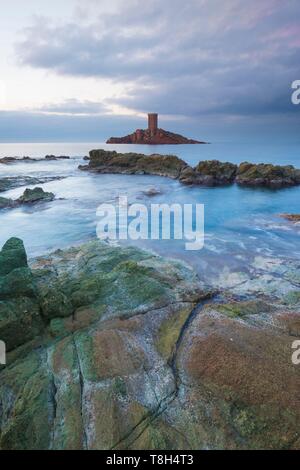 La France, Var, Corniche de l'Estérel, Saint Raphael, Ile d'Or en face du Cap du Dramont Banque D'Images