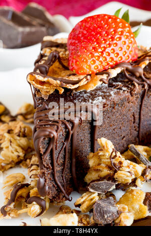 Tranche De Gateau Au Chocolat Avec Du Muesli Des Cereales Et Des Fraises Recouvertes De Bandes De Chocolat Noir Photo Stock Alamy Tranche De Gateau Au Chocolat Avec Du Muesli Des Cereales Et Des Fraises Recouvertes De Bandes De Chocolat Noir Photo Stock Alamy