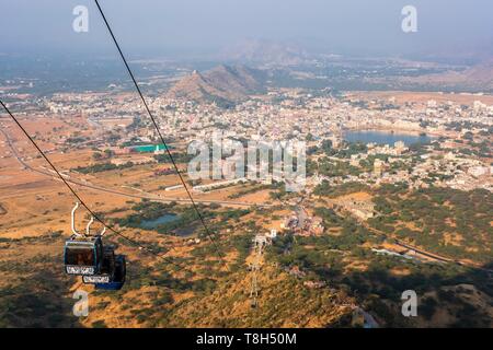 L'Inde, Rajasthan, Pushkar, ville sainte pour les Hindous, téléphérique de Savitri temple au sommet du Hil Ratnagiri Banque D'Images