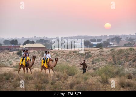 L'Inde, Rajasthan, Osiyan (ou) d'Osian, passerelle vers le désert de Thar, tour de chameau Banque D'Images