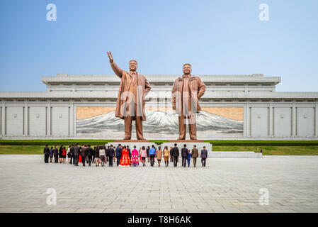 Pyongyang, Corée du Nord - 29 Avril 2019 : Kim Il Sung et Kim Jong Il statues en troupe artistique Mansudae, Pyongyang. Banque D'Images