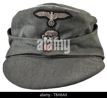 Un champ cap M 43 pour un Führer gabardine italien avec couvercle argent la tuyauterie et l'argent-gris (insigne tissé BeVo) sur une base noire, chemise de soie imitation brunâtre, historique historique., 20e siècle, années 1930, années 1940, Waffen-SS, division de l'armée des SS, un service armé, forces armées, NS, le National-socialisme, le Nazisme, Troisième Reich, l'Empire allemand, l'Allemagne, militaire, militaria, ustensile, pièce de l'équipement, les ustensiles, objet, objets, alambics, clipping, coupures, cut out, cut-out, cut-outs, fascisme, National-socialiste, fasciste, nazi, période nazie, Editorial-Use-seulement Banque D'Images