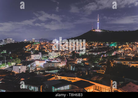 Cityscape et Tour N de Séoul sur la montagne Namsan, Séoul, Corée du Sud Banque D'Images