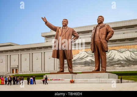 Pyongyang, Corée du Nord - 29 Avril 2019 : Kim Il Sung et Kim Jong Il statues en troupe artistique Mansudae, Pyongyang. Banque D'Images