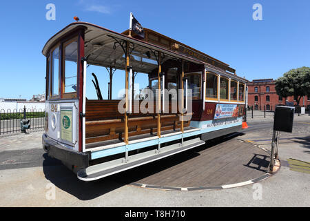 Image éditoriale : San Francisco, California USA -04/22/2019- L'un des célèbres cable cars se trouve sur la couronne à la fin de la ligne Powell- Hyde. Banque D'Images