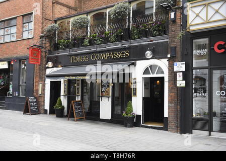 Les trois boussoles pub, 66 Cowcross Street, Farringdon, London EC1M 6BP. Ambiance pub traditionnel avec banquettes et lumineux restaurant à l'étage desservant c Banque D'Images