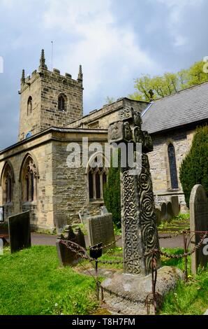 L'église paroissiale de St Laurent et de huitième siècle Croix celtique, la peste Village d'Eyam, Derbyshire, Royaume-Uni. Banque D'Images