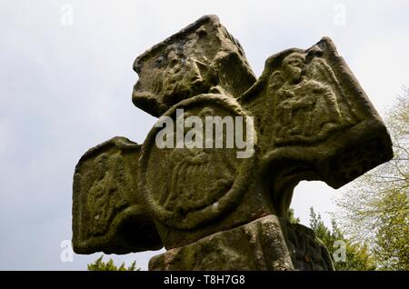 Huitième siècle Croix Celtique en cimetière de l'église paroissiale de St Laurent, la peste Village d'Eyam, Derbyshire, Royaume-Uni. Banque D'Images