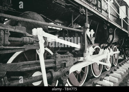 Les roues de la locomotive à vapeur rétro et d'accouplement. Détails des pièces mécaniques. Banque D'Images