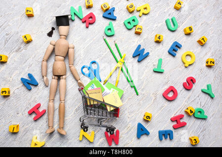 La composition créative avec mannequin en mortier et petit panier sur fond clair Banque D'Images