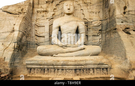 Vue imprenable sur la magnifique statue Samadhi sculpté dans la pierre. Le Samadhi statue est une statue située à Mahamevnawa Park dans Anuradhapura, Sri Lanka. Banque D'Images