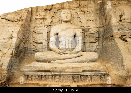 Vue imprenable sur la magnifique statue Samadhi sculpté dans la pierre. Le Samadhi statue est une statue située à Mahamevnawa Park dans Anuradhapura, Sri Lanka. Banque D'Images