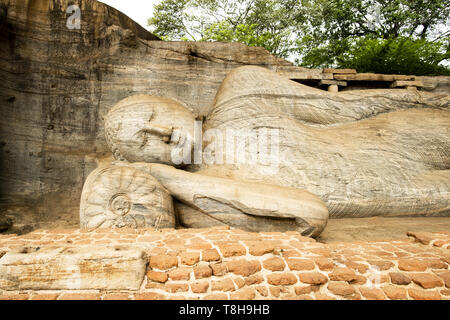 Vue imprenable sur la très belle statue du Bouddha Couché sculpté dans la pierre. Banque D'Images