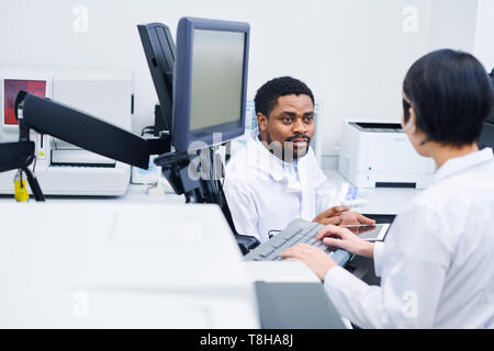 Les scientifiques de laboratoire analyse des résultats de tests médicaux Banque D'Images
