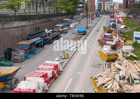 Route fermée dans le centre-ville de Birmingham connu sous le nom de Paradise Circus est utilisé pour l'entreposage des matériaux de construction et d'équipement durant les travaux de réaménagement Banque D'Images