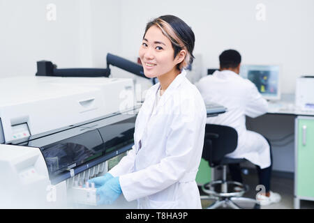 Souriante jeune travailleur de laboratoire Banque D'Images