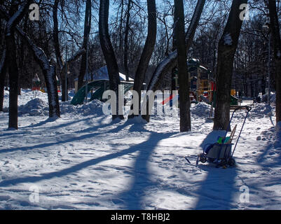 Aire de jeux pour enfants dans le parc en hiver, Moscou Banque D'Images