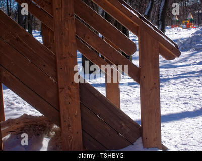 Faites glisser pour rouler sur l'aire de jeux en hiver, Moscou Banque D'Images