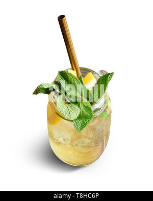 Ice Tea fait maison dans un bocal en verre avec de la paille pour métal concept écologique isolated on white with clipping path Banque D'Images