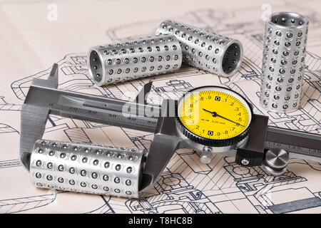 Roulements à billes linéaires mesure. Pied à coulisse. Rédaction technique. La mesure de l'acier et du plan. Vernier métallique rond jaune avec l'outil Ligne. Banque D'Images