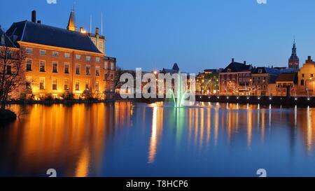 Réflexions du Binnenhof (13 siècle) château gothique sur le Hofvijver lac au crépuscule pendant l'heure bleue, La Haye, Pays-Bas Banque D'Images