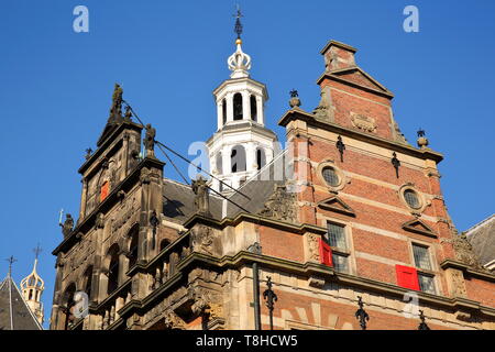 La façade extérieure de l'Oude Stadhuis, et l'horloge de Grote of Sint Jacobskerk en arrière-plan, La Haye, Pays-Bas Banque D'Images