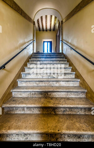 Un escalier intérieur de Casale di San Pio V (Saint Pio V House), à Rome, Italie Banque D'Images