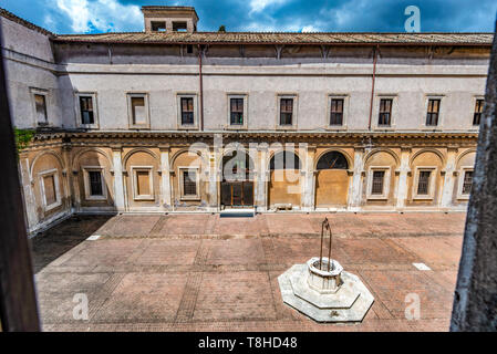 La cour de Casale di San Pio V (Saint Pio V Chambre) vue depuis une fenêtre du palais, à Rome, Italie Banque D'Images