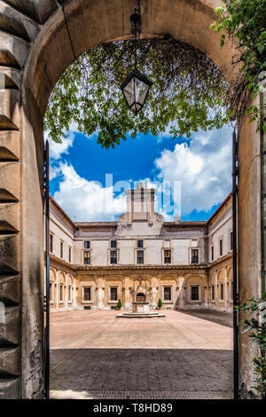 L'entrée de la cour de Casale di San Pio V (Saint Pio V House), à Rome, Italie Banque D'Images