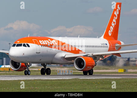 Easyjet Airbus A320-200, immatriculé G-EZTK, la préparation pour le décollage à l'aéroport de Manchester, Angleterre. Banque D'Images