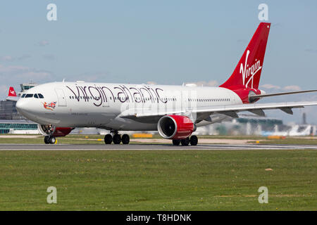 Virgin Atlantic Airways Airbus A330, immatriculé G-VLNM la préparation au décollage à l'aéroport de Manchester, Angleterre. Banque D'Images