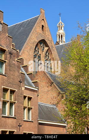 La façade extérieure de Grote of Sint Jacobskerk avec la tourelle d'Oude Stadhuis (Ancien hôtel de ville, 16 siècle) dans l'arrière-plan, La Haye, Pays-Bas Banque D'Images