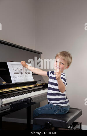 Garçon, 4 ans, ne veut pas jouer du piano. Banque D'Images