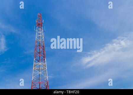 Mobile phone tower avec ciel bleu et de nuages. Banque D'Images