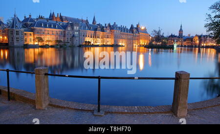 Réflexions du Binnenhof sur le Hofvijver lac lors de l'heure bleue, avec la tour de Grote of Sint Jacobskerk, La Haye, Pays-Bas Banque D'Images