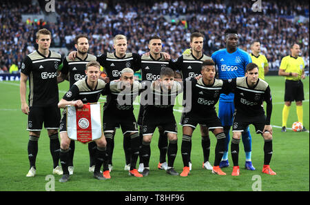 Les joueurs d'Ajax posent pour une photo avant le match, dernière rangée (de gauche à droite) Matthijs de Ligt, Daley Blind, Donny van de Beek, Dusan Tadic, Joel Veltman et Andre Onana (première rangée) Frenkie de Jong, Hakim Ziyech, Lasse Hackens, David Derempa et Nicolas Tagliafico Banque D'Images