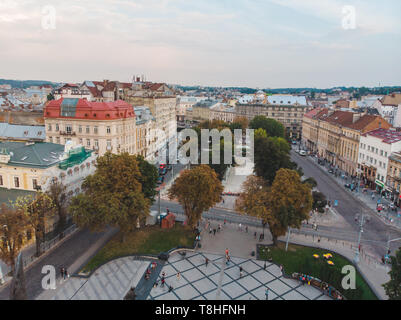 Vue de dessus city square en face de l'ancien bâtiment de l'opéra urbain paysage urbain. Banque D'Images