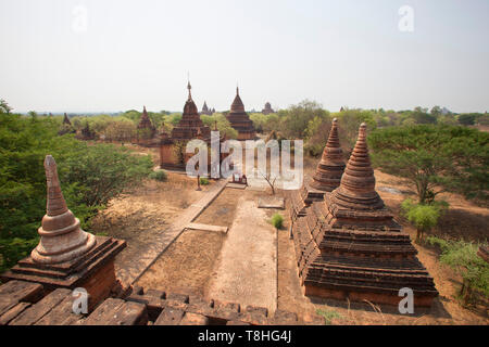 Avis de stupas et temples près de Alotawpyae temple, ancienne Bagan Nyaung U et village, région de Mandalay, Myanmar, en Asie Banque D'Images