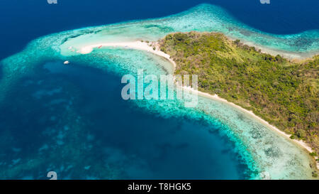 Seascape aérienne île tropicale, la barre de sable, l'eau turquoise et de récifs coralliens. Ditaytayan, Palawan, Philippines. bateaux de touristes sur la plage tropicale. Voyage tropical concept. Palawan, Philippines Banque D'Images