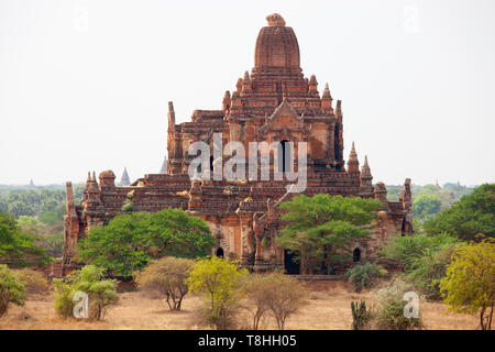 Vue d'un temple, le vieux Bagan village, région de Mandalay, Myanmar, en Asie Banque D'Images