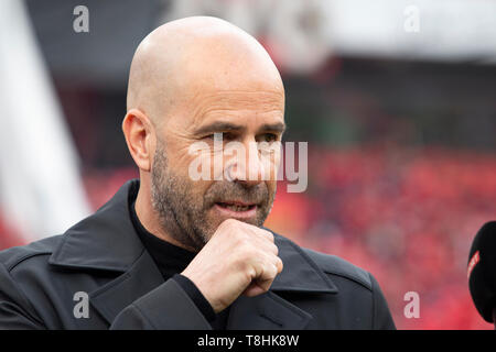 Leverkusen, Allemagne. Le 11 mai, 2019. L'entraîneur-chef Peter Bosz (LEV, mi.) avec regard sérieux, portrait, portrait portraits. Soccer 1. Bundesliga, 33. Journée, Bayer 04 Leverkusen (LEV) - FC Schalke 04 (GE), 1 : 1, le 11/05/2019 à Leverkusen/Allemagne. Utilisation dans le monde entier | Credit : dpa/Alamy Live News Banque D'Images