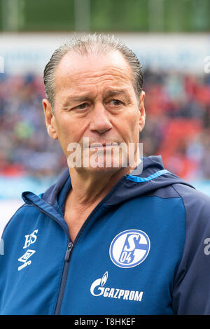 Leverkusen, Allemagne. Le 11 mai, 2019. L'entraîneur en chef Huub STEVENS (GE, mi.), portrait, portrait portraits, Sérieux, réfléchi, l'accent. Soccer 1. Bundesliga, 33. Journée, Bayer 04 Leverkusen (LEV) - FC Schalke 04 (GE), 1 : 1, le 11/05/2019 à Leverkusen/Allemagne. Utilisation dans le monde entier | Credit : dpa/Alamy Live News Banque D'Images