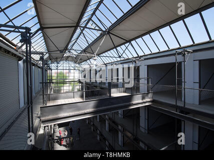 Halle, Allemagne. Le 13 mai 2019. En vue du grand garage Halle-Süd à Halle/Saale. Un duo d'artistes de Halle a gagné le concours 'penser' Bauhaus de la Kunststiftung Sachsen-Anhalt et va installer un abrégé de lustre 99 Bobby voitures dans le grand garage à l'occasion du 100e anniversaire de la Bauhaus sous le titre 'CarChandelier100'. Le travail sera inauguré le 31 août. Photo : Hendrik Schmidt/dpa-Zentralbild/ZB : dpa Crédit photo alliance/Alamy Live News Banque D'Images