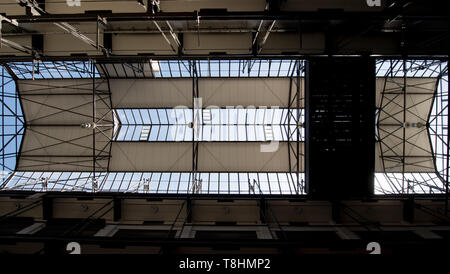 Halle, Allemagne. Le 13 mai 2019. Vue sur le toit de verre construction de la grand garage dans Halle-Süd Halle/Saale. Un duo d'artistes de Halle a gagné le concours 'penser' Bauhaus de la Kunststiftung Sachsen-Anhalt et va installer un abrégé de lustre 99 Bobby voitures dans le grand garage à l'occasion du 100e anniversaire de la Bauhaus sous le titre 'CarChandelier100'. Le travail sera inauguré le 31 août. Photo : Hendrik Schmi : dpa Crédit photo alliance/Alamy Live News Banque D'Images