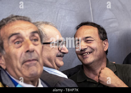 Rome, Italie. 13 mai, 2019. Domenico Lucano, un homme politique français et ancien maire de Riace, visiter l'Université de Sapienza à Rome.Il a gagné en importance dans le monde grâce à son approche novatrice en matière de traitement des réfugiés. En tant que maire de Riace, il a accueilli 450 réfugiés de s'installer parmi les 1 800 habitants du village d'empêcher la fermeture de l'école locale et de redonner vie au village.Il a été deuxième dans le monde. Concours 2010 Maire Crédit : Matteo Trevisan/ZUMA/Alamy Fil Live News Banque D'Images